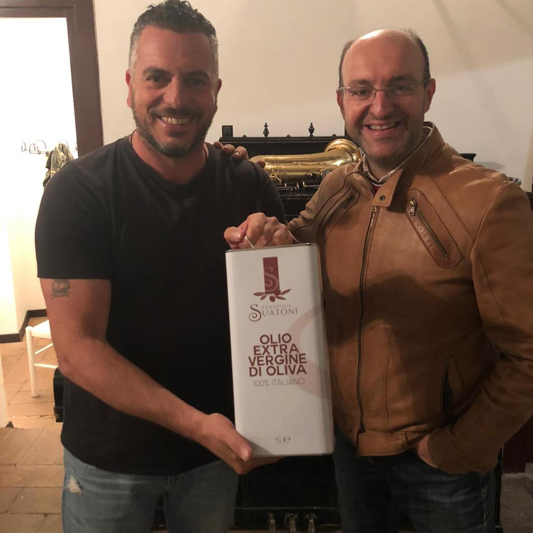 Cliente del Frantoio Suatoni il musicista Mirko Casadei insieme a Francesco Suatoni